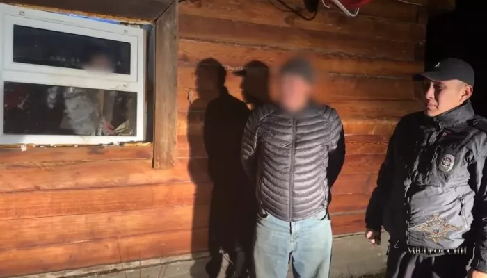 Медведь полез в дом на глазах у семьи с детьми в Туве. Видео