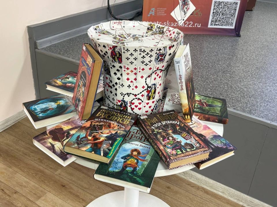 Дмитрий Емец рассказал алтайским школьникам, как стать автором