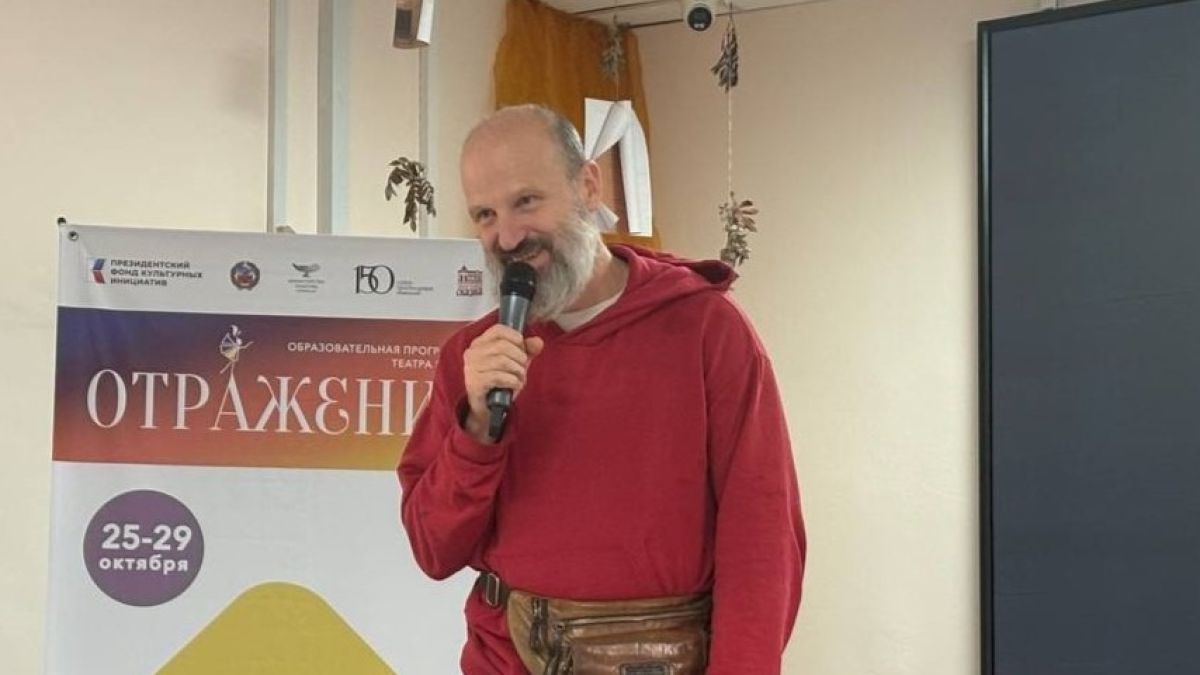 Дмитрий Емец рассказал алтайским школьникам, как стать автором