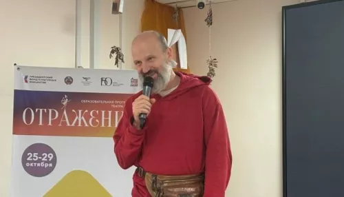 Начните с сарайчика: Дмитрий Емец рассказал алтайским школьникам, как стать писателем