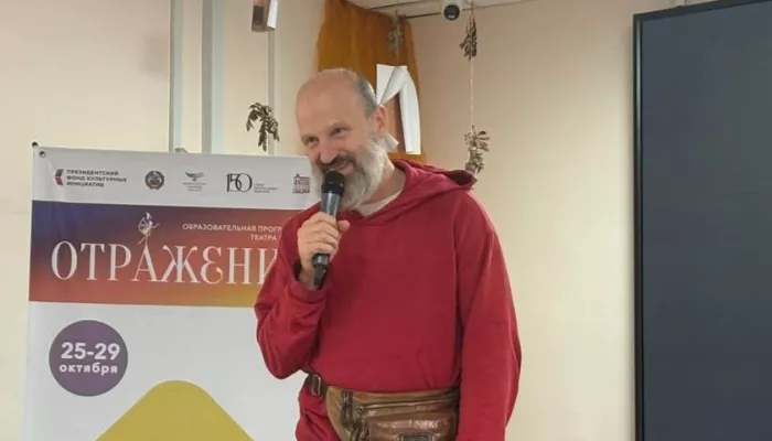 Начните с сарайчика: Дмитрий Емец рассказал алтайским школьникам, как стать писателем