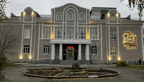 В Горно-Алтайске преобразили фасад Национальной библиотеки имени М. В. Чевалкова