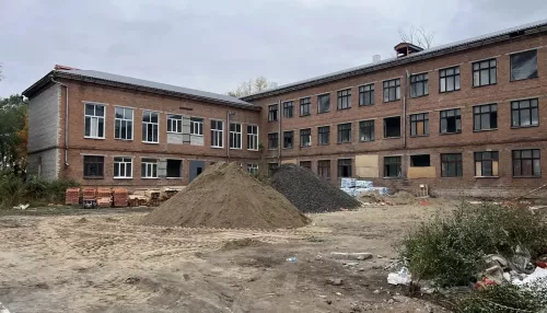 Виктор Томенко проверил ход масштабного обновления гимназии в Рубцовске