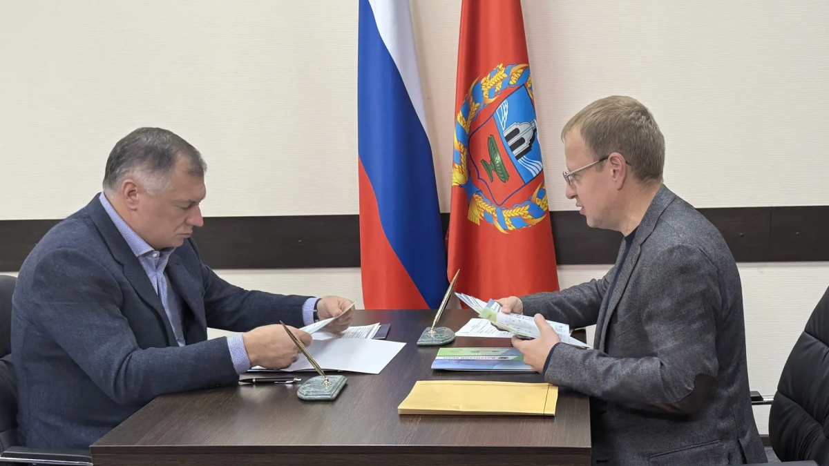 Марат Хуснуллин провел рабочую встречу с губернатором Алтайского края Виктором Томенко