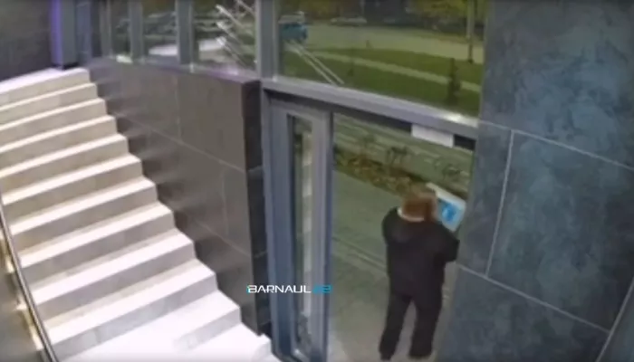 Дерзкое похищение урны для бахил из барнаульского фитнес-клуба попало на видео