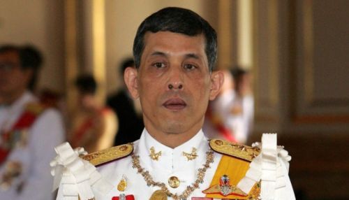 Король Таиланда лишил свою фаворитку звания консорта за амбициозность