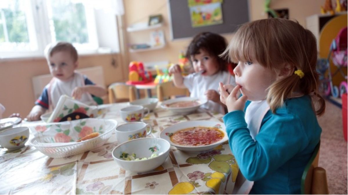 Сыты по горло: чем кормят малышей в детских садах Барнаула?
