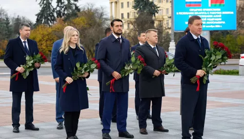 Делегация Республики Алтай возложила цветы к Монументу Победы в Минске