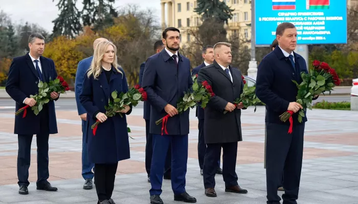 Делегация Республики Алтай возложила цветы к Монументу Победы в Минске