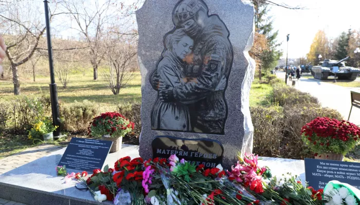 Памятник Матери защитника Отечества торжественно открыли в Бийске