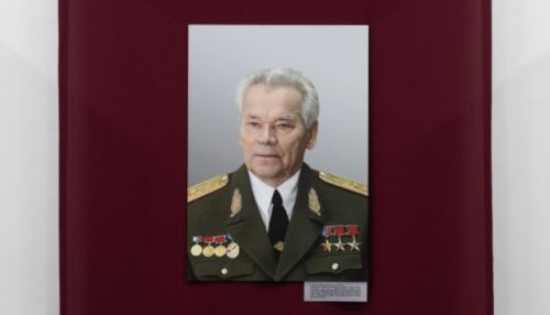 Михаил Калашников. Человек мира: новая выставка открылась в Барнауле