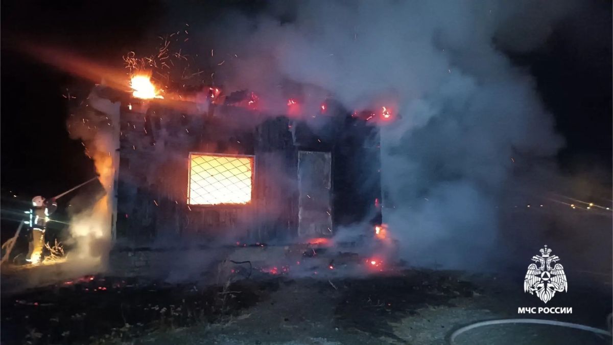 Пожар охватил хозяйственный корпус в Онгудае
