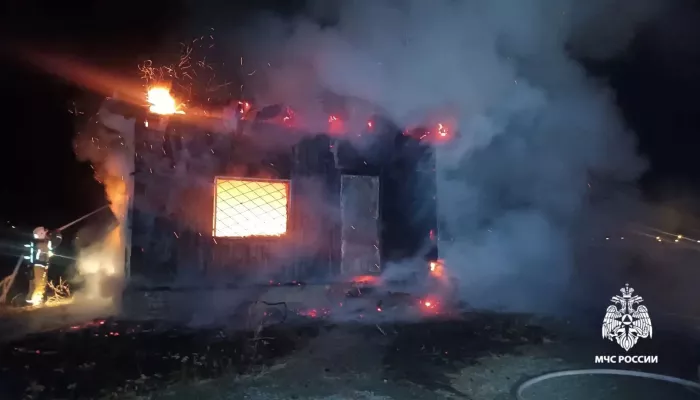 Пожар охватил хозяйственный корпус в селе Онгудай Республики Алтай