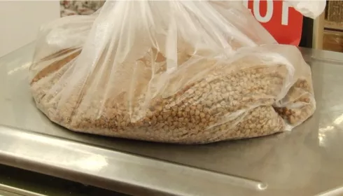 Пожилые бийчане стали закупать гречку и соль на фоне дефицита бензина