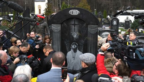 Памятник Николаю Караченцову открыли на Троекуровском кладбище в Москве