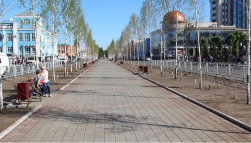 Ураганный ветер снес скамейки в центре Барнаула