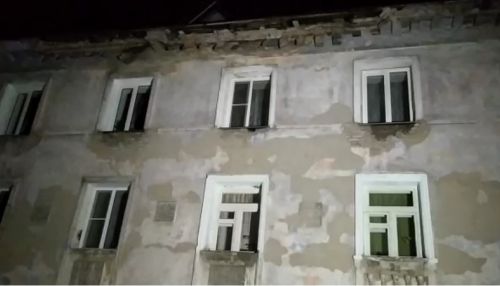 Часть крыши обрушилась в барнаульской трехэтажке