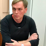 Иван Голунов пришёл в суд в бронежилете и с охраной
