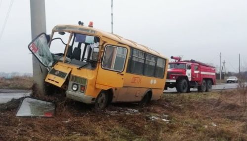 Школьный автобус въехал в столб в Бийском районе – водителю стало плохо за рулем