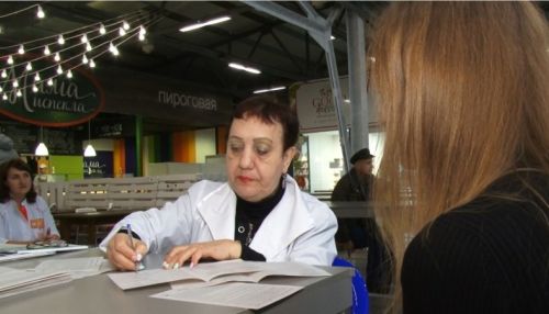 Не отходя от кассы: выездной медосмотр провели в торговом центре Барнаула