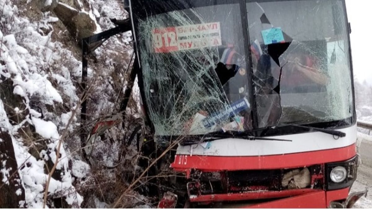 Пассажирский автобус из Барнаула и грузовик столкнулись в Горном Алтае