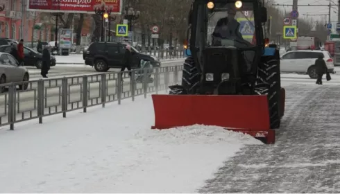 В Барнауле дорожники жалуются на горе-парковщиков, которые мешают чистить снег