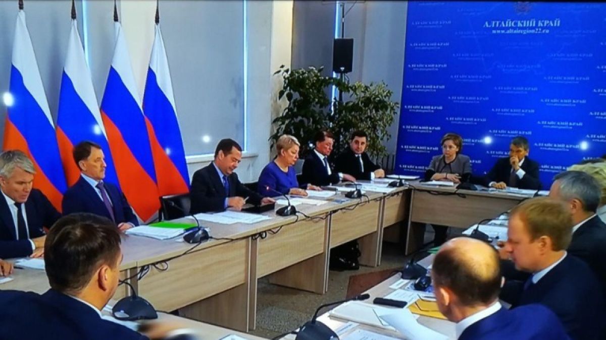 Дмитрий Медведев проводит рабочее совещание в алтайском селе