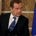 Медведев ответил шуткой о неизбежной войне на отказ США вернуть Аляску