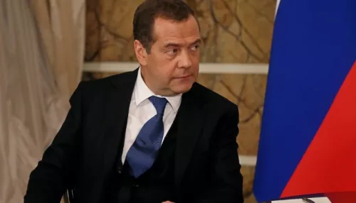 Медведев ответил шуткой о неизбежной войне на отказ США вернуть Аляску