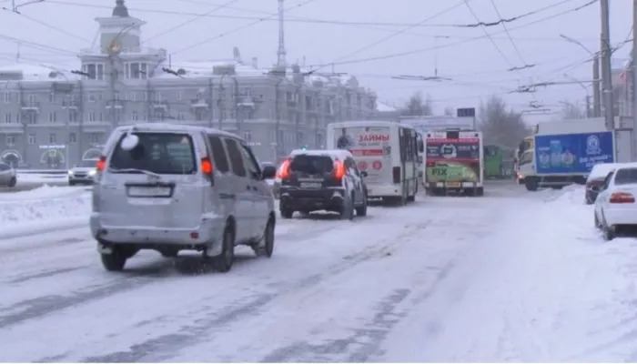 До 31 не доедем: 10-балльные пробки сковали Барнаул днем 26 декабря из-за снегопада