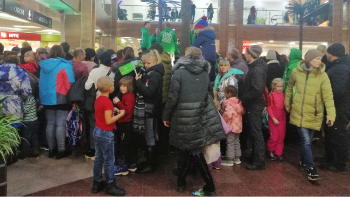 Настоящий Дед Мороз вызвал ажиотаж в торговом центре Барнаула