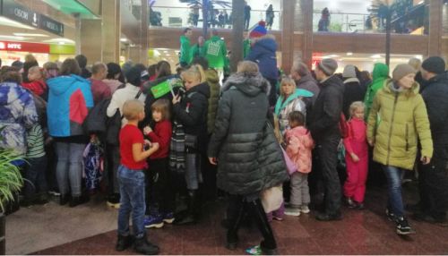Настоящий Дед Мороз вызвал ажиотаж в торговом центре Барнаула