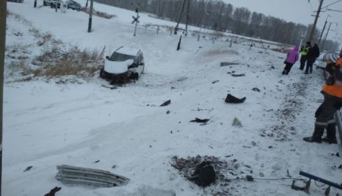 Автомобиль попал под пассажирский поезд в Алтайском крае