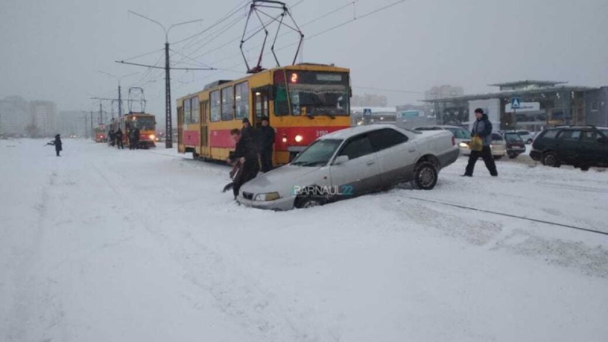 Алтайских водителей просят не выезжать без необходимости в метель