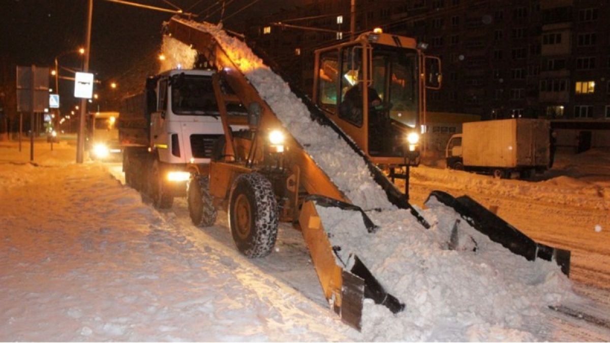 5100 кубометров снега вывезли за ночь с дорог в Барнауле