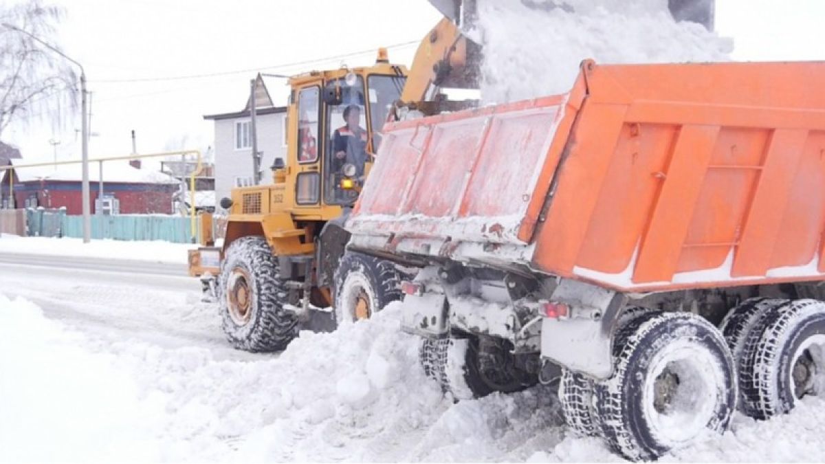 Сложная дорожная обстановка почти во всех районах Барнаула: где убирают снег?