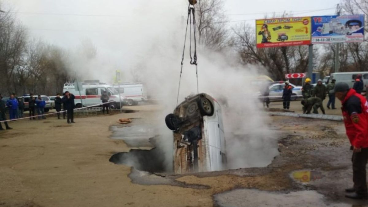 Видео с места падения автомобиля в яму с кипятком в Пензе появилось в Сети 