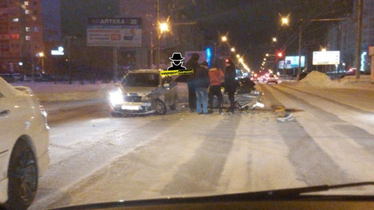 Две иномарки попали в жесткое ДТП в Барнауле