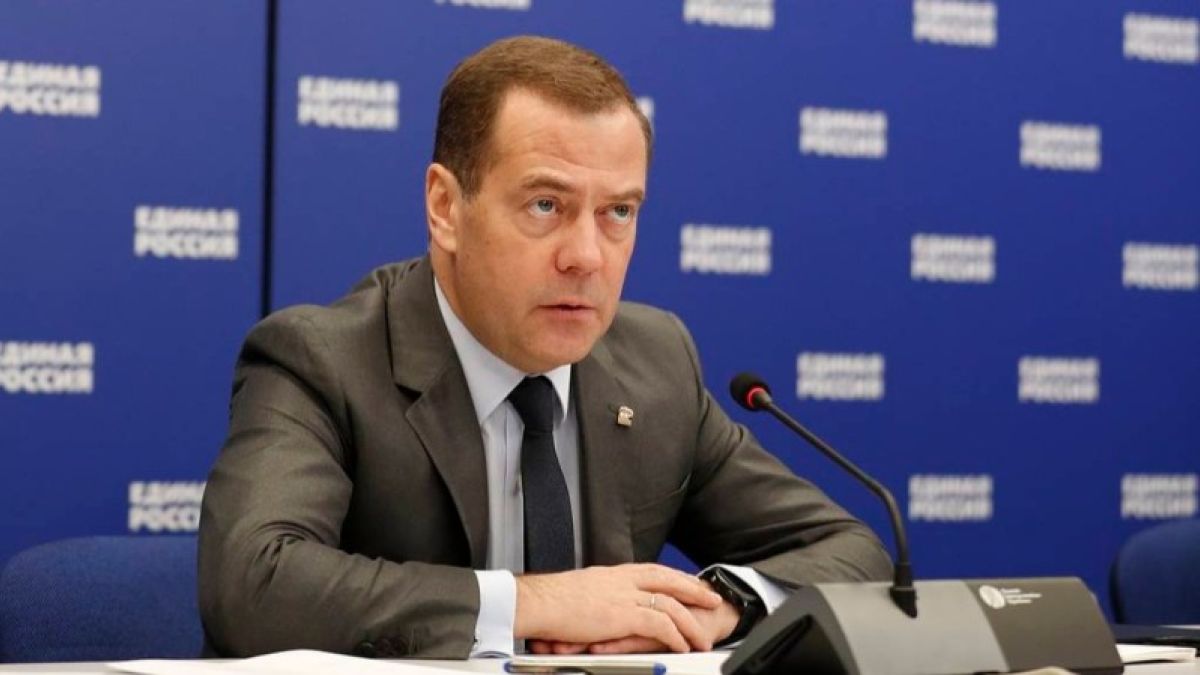 Медведев прокомментировал инцидент с упавшей на колени женщиной на Алтае