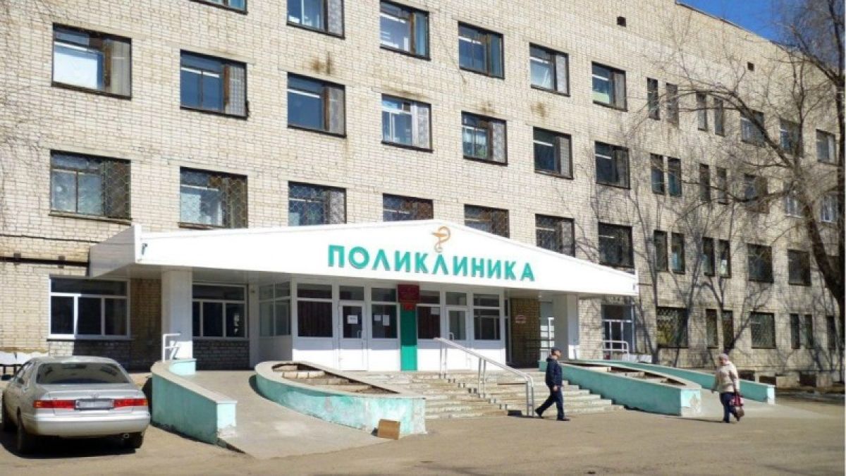 Пациенты поликлиники № 3 Рубцовска часами мерзнут на улице в очереди за талонами