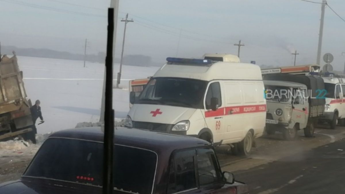 Водителю стало плохо: подробности аварии с автобусом и грузовиком возле Барнаула