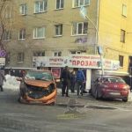 Две легковушки столкнулись на Потоке в Барнауле