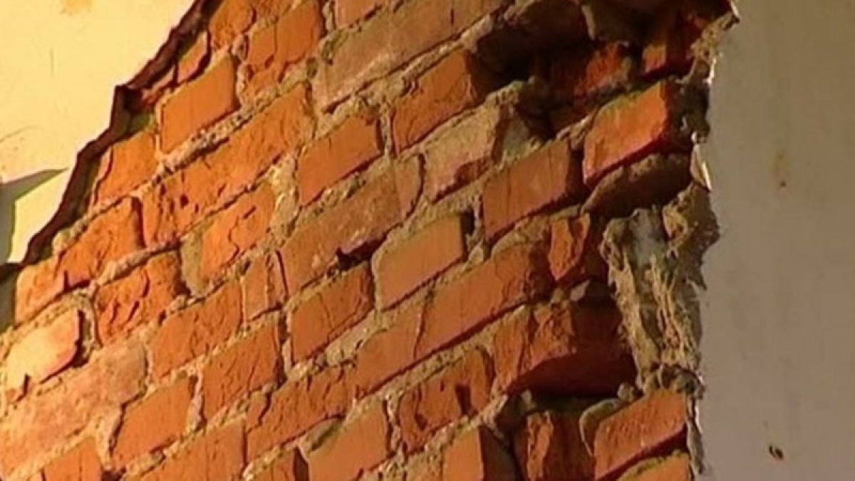 Часть стены обвалилась в жилом доме Барнаула
