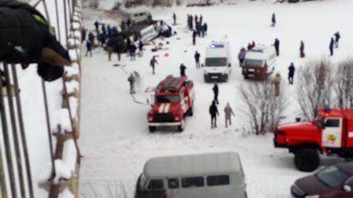 Десять человек погибли при падении автобуса с моста в Забайкальском крае
