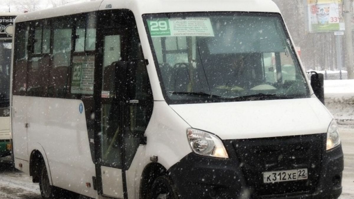 Водители маршруток в Барнауле перестали брать "лишних" пассажиров из-за штрафов