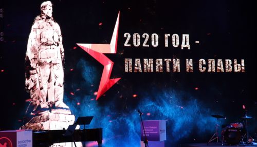 Виктор Томенко прочел поэму Снегопад со сцены проекта Победа в каждом из нас