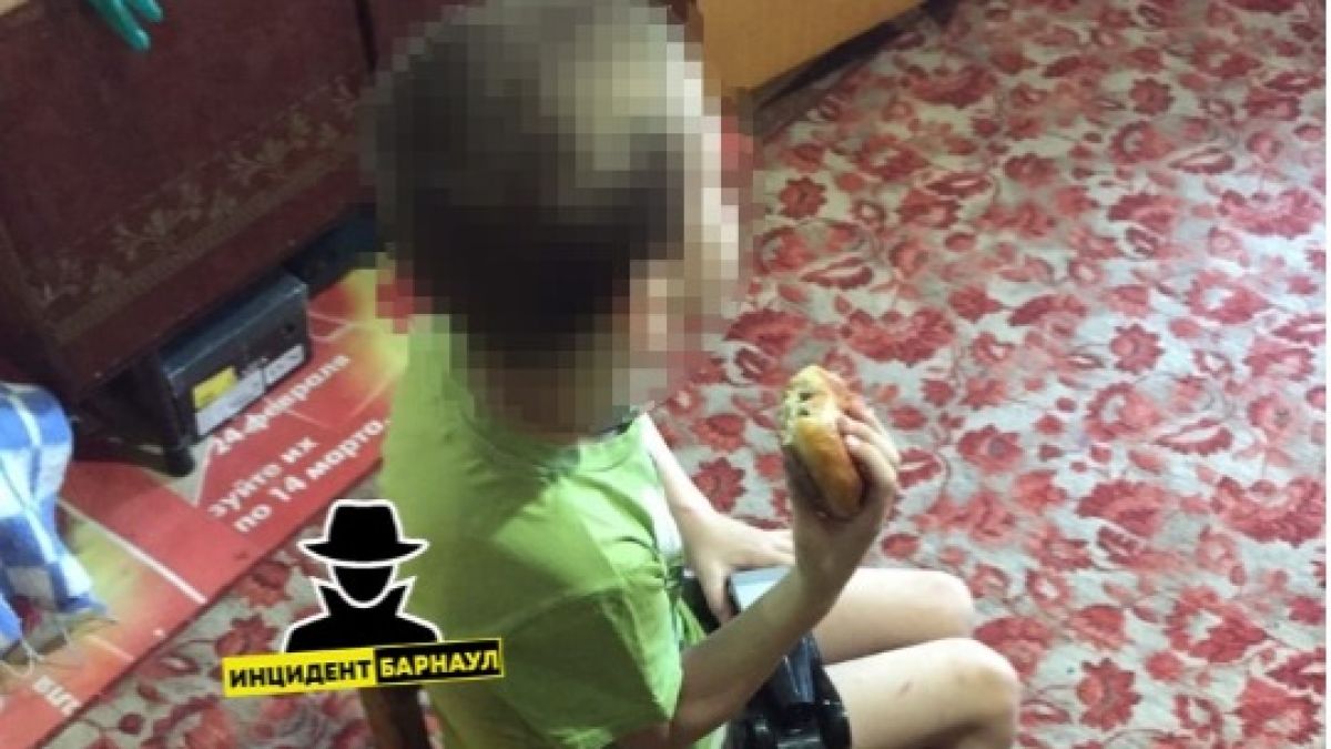 "Зачем вам дети?" В подъезде барнаульского общежития нашли раздетого ребенка