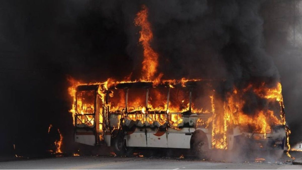 В Барнауле сгорел автобус предприятия "БарнаулПассажирТранс"