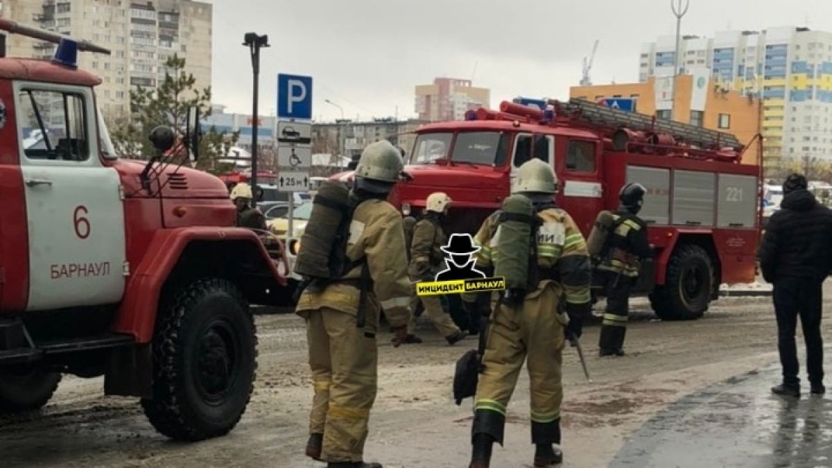 Всех эвакуировали: пожарные расчеты приехали к ТРЦ "Галактика" в Барнауле
