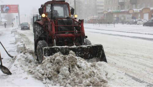 Власти: Дорожная служба Барнаула в снегопад работает усиленном режиме